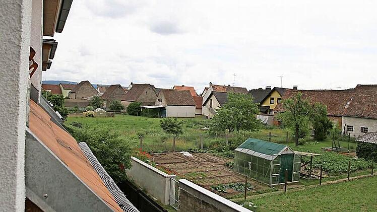Aus dem Caritas-Jugendheim ein Blick auf den Bauplatz einer Eigentumswohnanlage, die ein senioren- oder behindertengerechtes Wohnen mitten in Pettstadt ermöglichen soll. Das Projekt ist mit seiner Länge von 65 Metern bei drei Vollgeschossen nicht unumstritten.  Foto: Werner Baier/Archiv