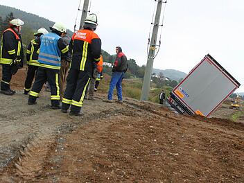 Auf der Baustelle in der Flutmulde in Kulmbach drohte der schwere Sattelzug umzukippen. Foto: Katrin Geyer