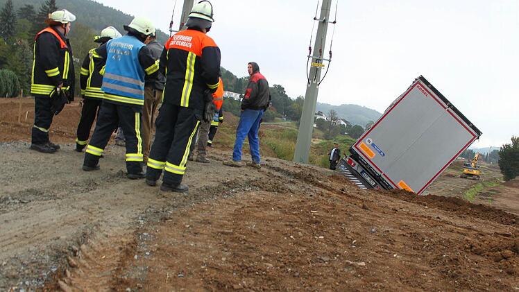 Auf der Baustelle in der Flutmulde in Kulmbach drohte der schwere Sattelzug umzukippen. Foto: Katrin Geyer