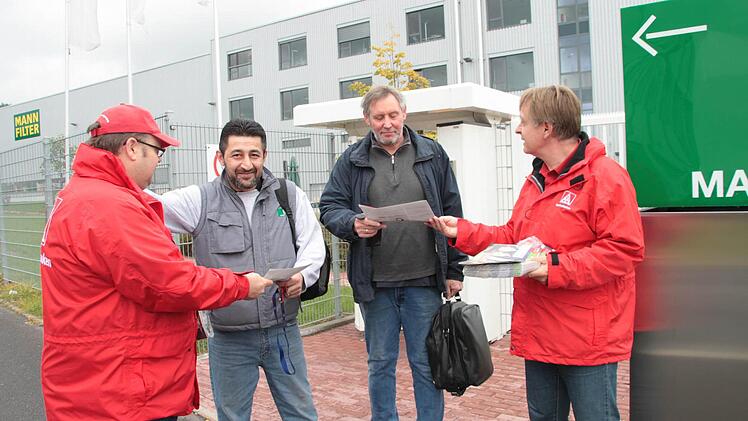 Betriebsratsvorsitzender Peter Föttinger (rechts) und dessen Stellvertreter Stephan Zeitler (links) von der Firma Mann und Hummel in Himmelkron verteilten Informations-Broschüren zum Thema Werkverträge. Foto: Jürgen Gärtner