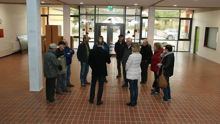 Energetisch saniert präsentierte sich den Energietour-Teilnehmern die Schule in Untersteinbach. Hier erfuhren sie von Architekt Jürgen Bergmann und Energieberater Günter Lieberth auch Grundsätzliches zur energiebewussten Bauplanung und zu den verschiedenen Förderprogrammen.