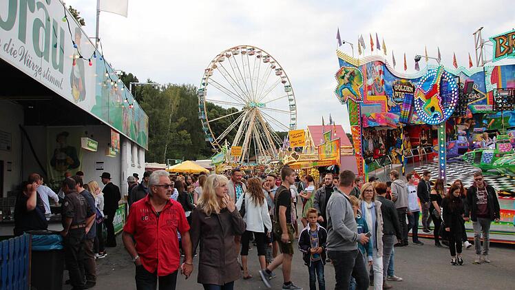 Viele Besucher gab es schon am Donnerstag auf der Hofwiese.  Foto: Friedwald Schedel