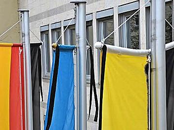 Die Fahnen tragen Trauerflor, auch in Herzogenaurach.  Foto: Bernhard Panzer