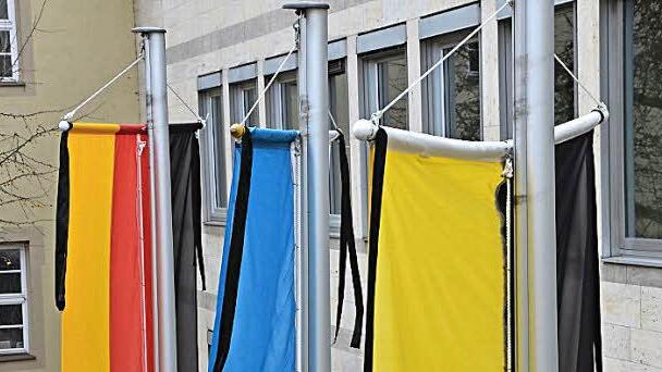 Die Fahnen tragen Trauerflor, auch in Herzogenaurach.  Foto: Bernhard Panzer