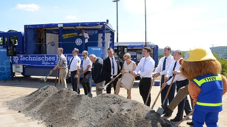 Erster Spatenstich zum Neubau des THW in Bad Kissingen.  Foto: Peter Rauch
