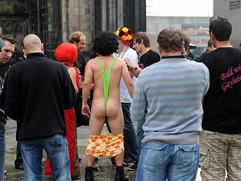 Ein junger Mann trägt bei seinem Junggesellenabschied in Köln einen Badeanzug nach Art des Comedian Borat (Archivfoto vom 27.06.2009). Foto: Jörg Carstensen