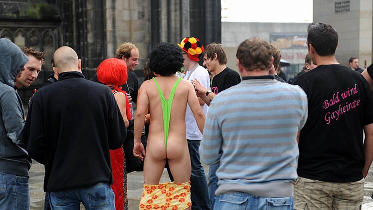 Ein junger Mann trägt bei seinem Junggesellenabschied in Köln einen Badeanzug nach Art des Comedian Borat (Archivfoto vom 27.06.2009). Foto: Jörg Carstensen