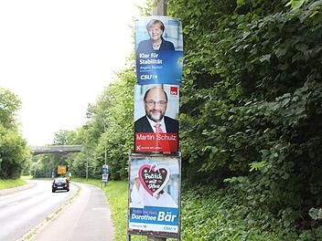 Mehrere Plakate hängen am Ostring übereinander. Nicht jedem gefällt das.  Foto: Sandro Wegmann