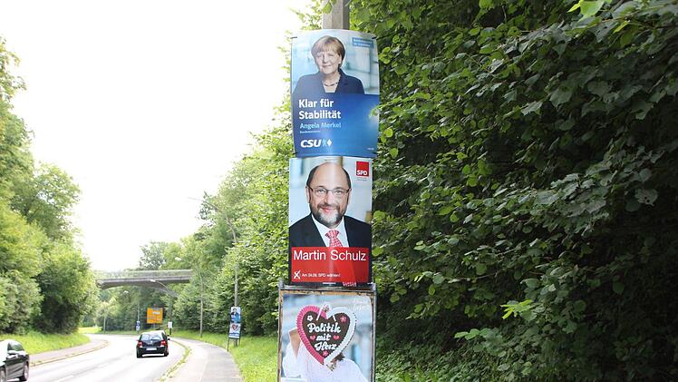 Mehrere Plakate hängen am Ostring übereinander. Nicht jedem gefällt das.  Foto: Sandro Wegmann