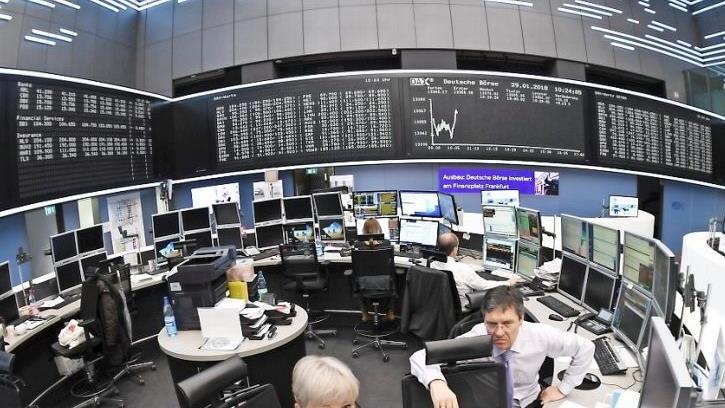 Einen Hauch von Börse, im Bild der Frankfurter Handelsplatz, erlebten die Schüler Foto: Arne Dedert/dpa