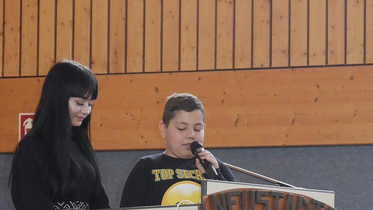 Die Schülersprecher Valeska Laber und Polat Cengiz  Foto: Manja von Nida
