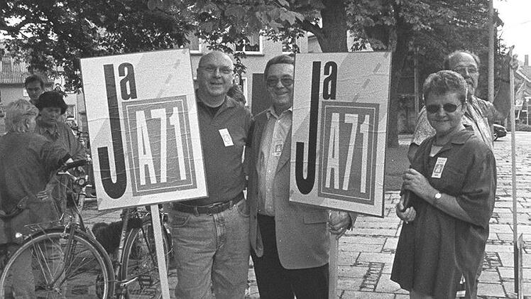 Mellrichstädter zeigten Flagge für den Autobahnbau (v. l.): Hans-Werner Schmitt, Richard Mack, Christel Eckert, Klaus Rieth. Foto: Simone Stock
