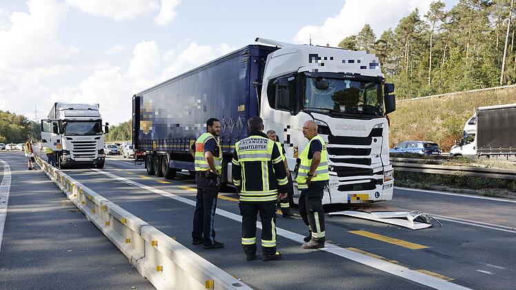 Auffahrunfall zwischen zwei LKW in Baustelle