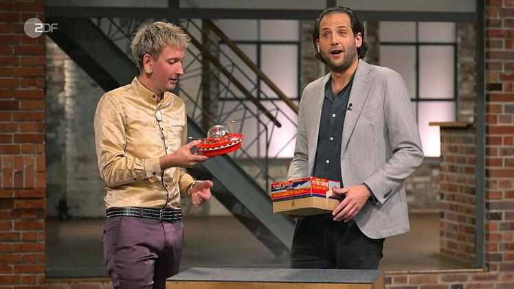 "Das ist sogar eine Astronautin", fand Händler Fabian Kahl (links) heraus. "Ah", staunte Julian Schmitz-Avila.