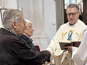 Pater Benedykt und das Jubelpaar Resi und Albrecht Dornheim vor dem Altar beim Erneuern des Ja-Worts. Der Geistliche verband beide mit einer Stola und segnete das Paar.