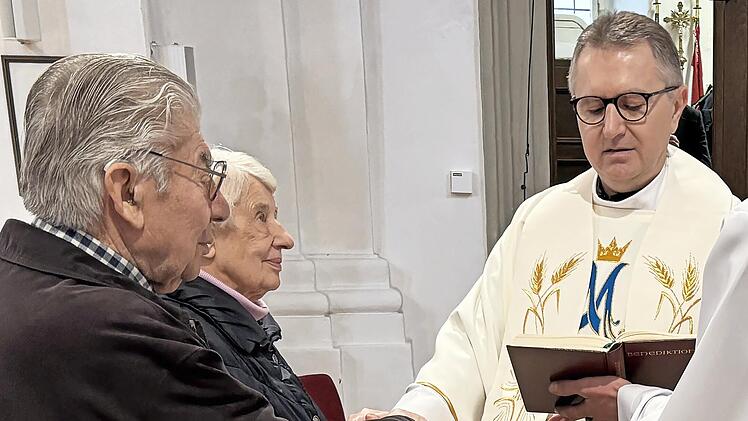 Pater Benedykt und das Jubelpaar Resi und Albrecht Dornheim vor dem Altar beim Erneuern des Ja-Worts. Der Geistliche verband beide mit einer Stola und segnete das Paar.