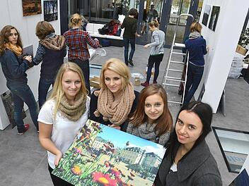 "Eine Stadt, die Blüten trägt, nannte Leonie Leroy ihre Aufnahme vom   Echternacher Marktplatz. Fasziniert von ihrem Bild  zeigen sich  Michelle Röhrig, Vanessa Mühlbauer, Anna Artes und Lisette Toewe (von links).   Fotos: Ronald Rinklef