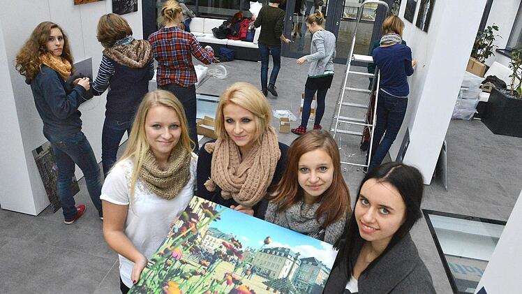 "Eine Stadt, die Blüten trägt, nannte Leonie Leroy ihre Aufnahme vom   Echternacher Marktplatz. Fasziniert von ihrem Bild  zeigen sich  Michelle Röhrig, Vanessa Mühlbauer, Anna Artes und Lisette Toewe (von links).   Fotos: Ronald Rinklef