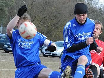 Wie hier im Gleichschritt marschierten die Akteure aus Aura und Sulzthal am Montag nur selten: Sulzthals Ralf Fella (rechts) und Co. hatten gegen die Auraer um Paul Leppin (Mitte) und SV-Spielführer Christoph Sauer am Ende verdient die Nase vorne. Foto: Hopf