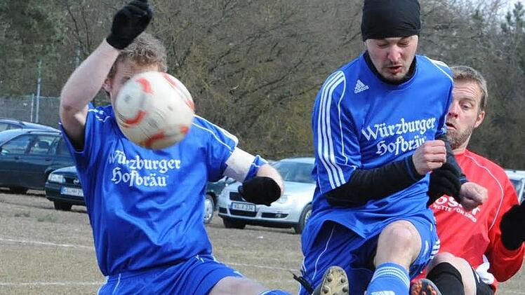 Wie hier im Gleichschritt marschierten die Akteure aus Aura und Sulzthal am Montag nur selten: Sulzthals Ralf Fella (rechts) und Co. hatten gegen die Auraer um Paul Leppin (Mitte) und SV-Spielführer Christoph Sauer am Ende verdient die Nase vorne. Foto: Hopf