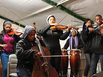 Zum Bochabela String Orchestra gehört auch die Bratschistin Mookho Rankhala (mit weißer Mütze).Fotos: Pauline Lindner