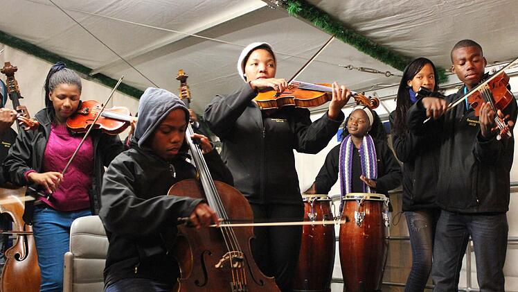 Zum Bochabela String Orchestra gehört auch die Bratschistin Mookho Rankhala (mit weißer Mütze).Fotos: Pauline Lindner