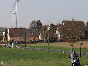Mächtig erheben sich die Windräder über den Dächern von Reichenbach, wenn man von der Ortsverbindungsstraße Burglauer-Reichenbach auf das Dorf blickt. Foto: Heike Beudert