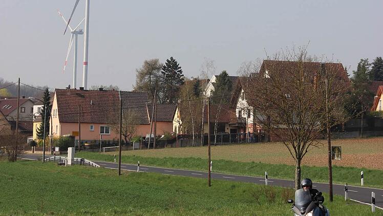 Mächtig erheben sich die Windräder über den Dächern von Reichenbach, wenn man von der Ortsverbindungsstraße Burglauer-Reichenbach auf das Dorf blickt. Foto: Heike Beudert