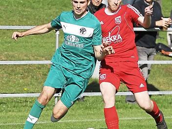 Sebastian Brand (links/hier in der Vorsaison gegen den Stadelner Andreas Meier) traf beim FSV Erlangen-Bruck zum 2:2. Foto: Achiv/Herbert Georgius