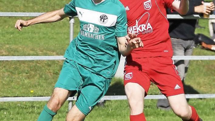 Sebastian Brand (links/hier in der Vorsaison gegen den Stadelner Andreas Meier) traf beim FSV Erlangen-Bruck zum 2:2. Foto: Achiv/Herbert Georgius