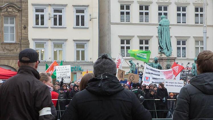 Keine Chance: Die Neonazis (im Vordergrund) waren deutlich in Unterzahl. Foto: Barbara Herbst