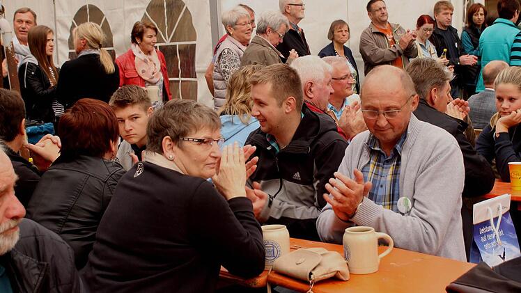In großer Zahl waren die Mitarbeiter sowie Ruheständler mit ihren Angehörigen zum Jubiläum erschienen.