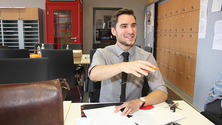 Als Schüler war das Lehrerzimmer des KZG für Johannes Mann tabu. Jetzt ist es sein Arbeitsplatz.  Foto: Andreas Schmitt