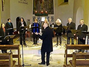 Das Kulmbacher Vokalensemble Tonart mit seinem Leiter Ingo Hahn gab ein stimmungsvolles Adventskonzert auf hohem Niveau in der St.-Bartholomäus-Kirche in Nordhalben.  Foto: Norbert Neugebauer