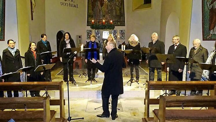 Das Kulmbacher Vokalensemble Tonart mit seinem Leiter Ingo Hahn gab ein stimmungsvolles Adventskonzert auf hohem Niveau in der St.-Bartholomäus-Kirche in Nordhalben.  Foto: Norbert Neugebauer