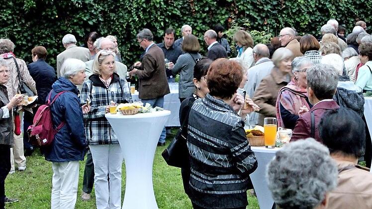 Der Schlossgarten war der passende Rahmen für Begegnung und Gespräche.  Fotos: Günther Geiling