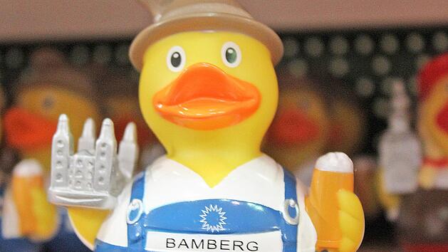 Platz 1 - Durch seine Funktionslosigkeit ein Kunststoff gewordenes Symbol der Konsumgesellschaft: das Quietscheentchen. Hier im Bamberg-Look mit Bierkrug, Dom und unfränkischer Lederhose. Unverwechselbarer Weichplastikcharme! Gefunden bei Heinrich Manger Souvenirs. Fotos: Kevin Cegla