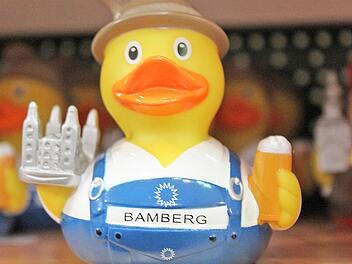 Platz 1 - Durch seine Funktionslosigkeit ein Kunststoff gewordenes Symbol der Konsumgesellschaft: das Quietscheentchen. Hier im Bamberg-Look mit Bierkrug, Dom und unfränkischer Lederhose. Unverwechselbarer Weichplastikcharme! Gefunden bei Heinrich Manger Souvenirs. Fotos: Kevin Cegla