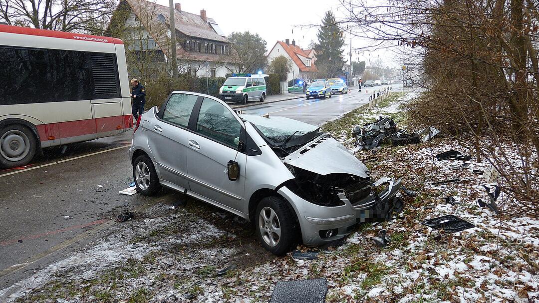 Unfall in Fürth: Auto kracht in Linienbus
