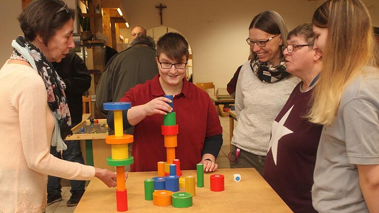 Wer baut am schnellsten den höchsten Turm?