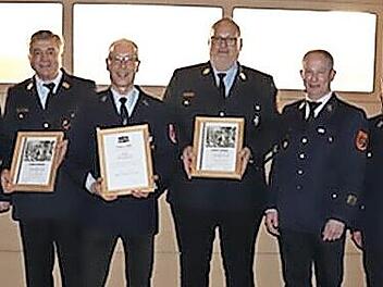 Stellvertretender Landrat Jörg Kunstmann mit den FFW-Verantwortlichen sowie stolzen Geehrten (von links): KBM Michel Morck, EKBI Fritz Weihnlein, Vorsitzender Günter Kolb, EKBR Stefan Härtlein, KBI Jochen Lauterbach, Kommandant Klaus Wollnik und B...