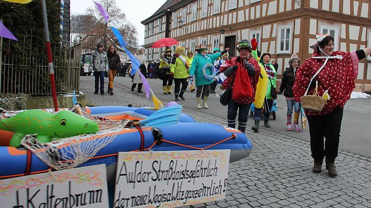 Mit Schlauchboot und Rettungsrung zogen die Vfl_Frauen durch den Ort.
