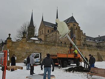 Am Montag begann der Abbau, am Dienstag wurden die letzten Skulpturen abgebaut und reisefertig gemacht. Das Bild zeigt die Demontage des Kunstwerks auf der Michaelsberger Aussichtsterrasse. Alle Fotos: Ronald Rinklef