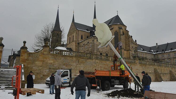 Am Montag begann der Abbau, am Dienstag wurden die letzten Skulpturen abgebaut und reisefertig gemacht. Das Bild zeigt die Demontage des Kunstwerks auf der Michaelsberger Aussichtsterrasse. Alle Fotos: Ronald Rinklef