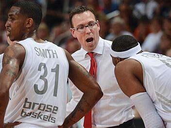 Trainer Chris Fleming und die Brose Baskets &auml;rgern sich &uuml;ber den Flaschen-Werfer und setzen eine Belohnung f&uuml;r die Identifizierung des T&auml;ters aus. Foto: David Ebener/dpa