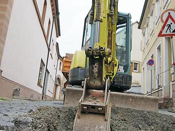 Ein Bagger arbeitet sich durch das Pflaster. Foto: Arkadius Guzy