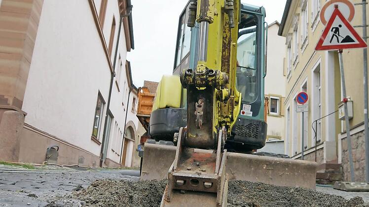 Ein Bagger arbeitet sich durch das Pflaster. Foto: Arkadius Guzy