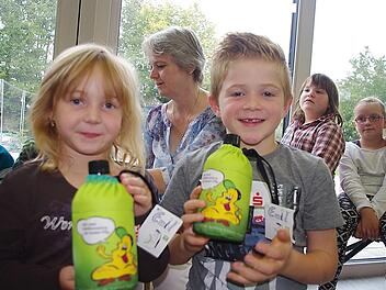 Christin (links) und Nils freuen sich über ihre neuen praktischen "Emil"-Flaschen.  Foto: Heike Schülein