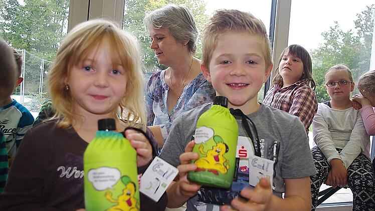 Christin (links) und Nils freuen sich über ihre neuen praktischen "Emil"-Flaschen.  Foto: Heike Schülein