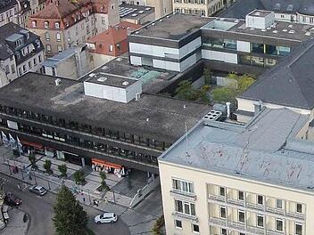 Das Kurgastzentrum in Bad Kissingen (links) in besseren Tagen, rechts das frühere Kurhaushotel, das schon abgerissen ist. Foto: Ruppert/Archiv